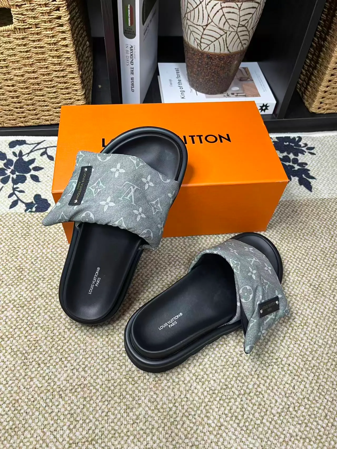 P340 [New Style] [LOUIS VUITTON] Louis Vuitton, LV printing, men's and women's slippers are now on the market, packed in drawer boxes with cloth bags and cards, the upper pattern looks very soft and waxy, and is a super versatile leg slimming tool. Fabric: imported denim/canvas/old fabric, LV hardware LOGO, official website pattern printing, comfortable to wear, feet: high-elastic PU water table. Sole: foam sole, heel height: about 5cm. Code number: 35-46, 35, 45, 46 are custom-made and non-returnable. Color: multiple colors and styles available.